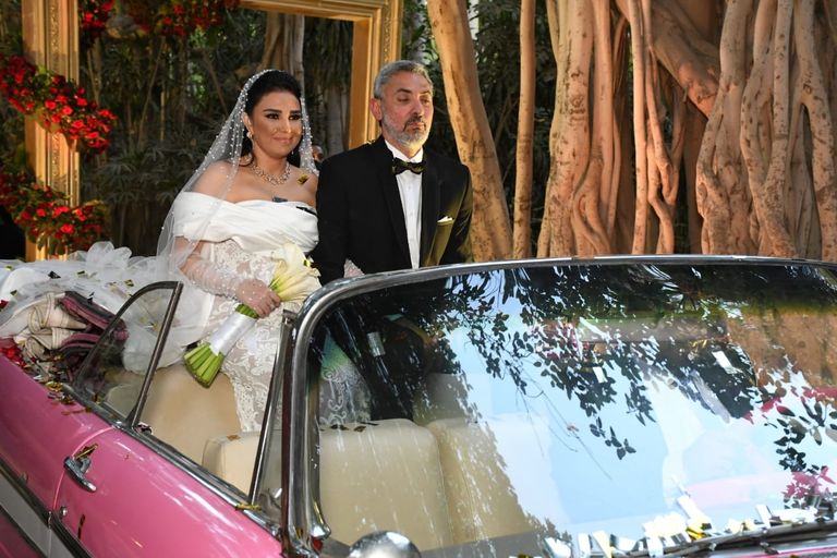 فتحي عبدالوهاب مع شقيقته