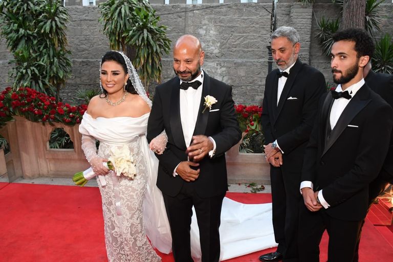 فتحي عبدالوهاب مع شقيقته