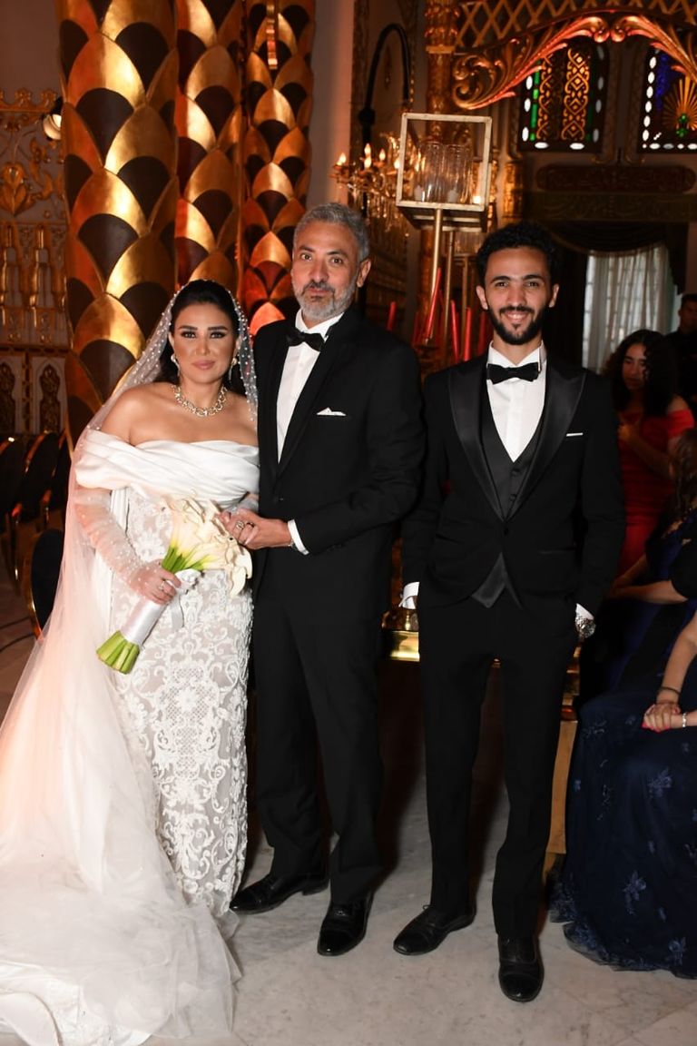 فتحي عبدالوهاب مع شقيقته