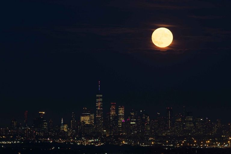 أول قمر عملاق في السماء عام 2023