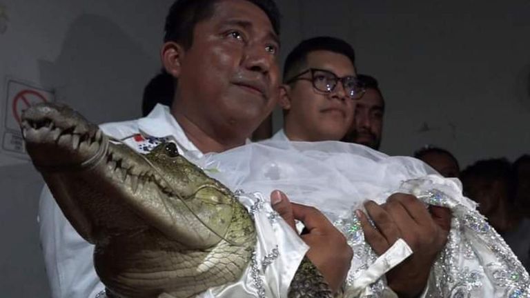 المسؤول المكسيكي يقبل عروسه