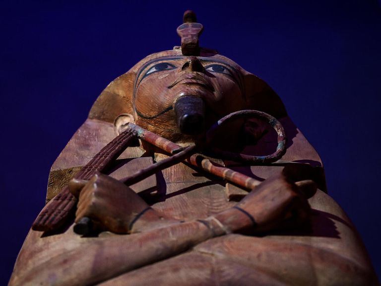 سويسرا تعيد قطعة من تمثال لرمسيس الثاني إلى مصر - أرشيفية