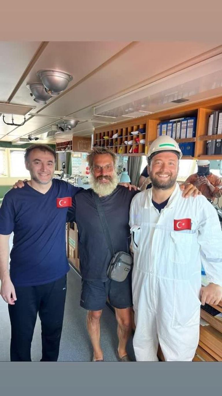 لحظة إنقاذ القارب