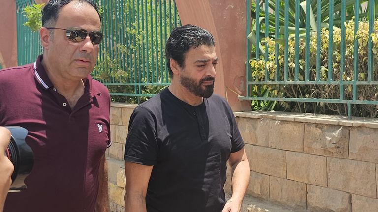 منى عبدالغني خلال الجنازة
