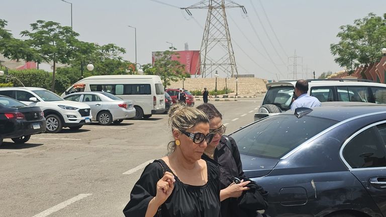منى عبدالغني خلال الجنازة