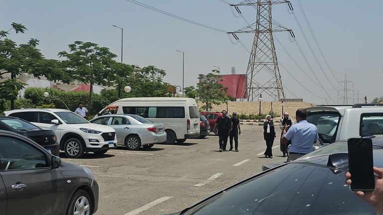 منى عبدالغني خلال الجنازة