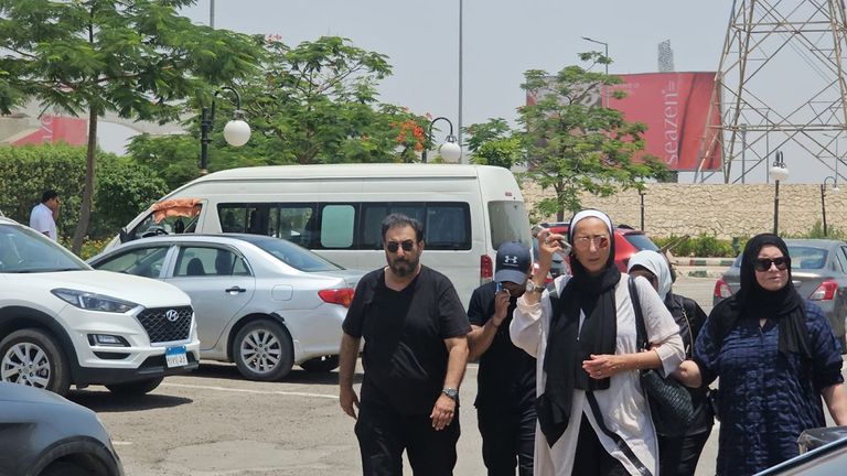 منى عبدالغني خلال الجنازة