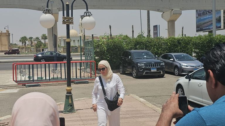منى عبدالغني خلال الجنازة