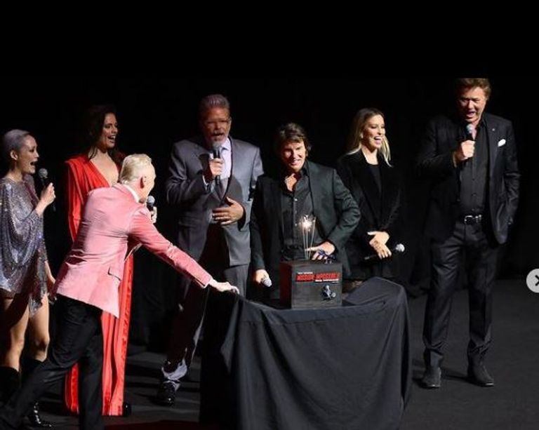 توم كروز مع بعض المعجبين