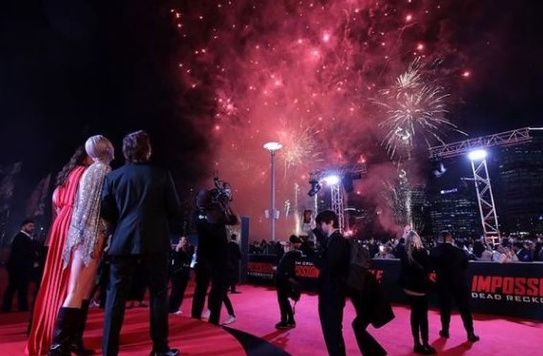 توم كروز مع بعض المعجبين