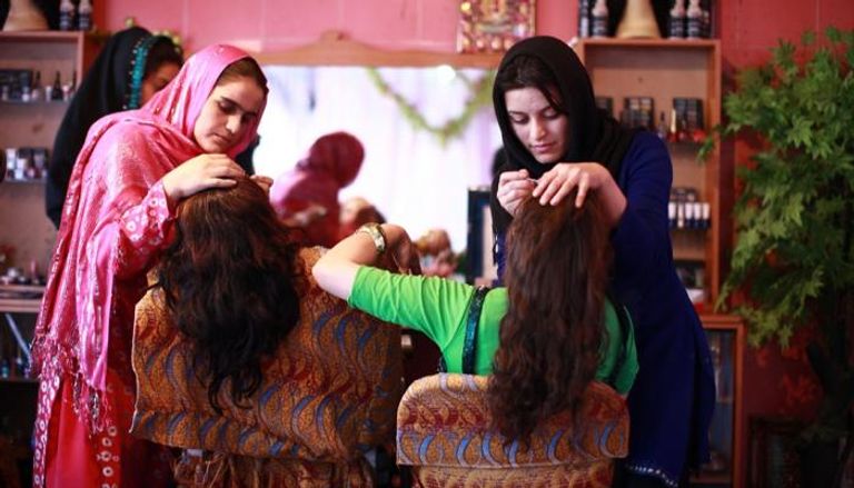 نساء أفغانيات في مراكز التجميل- أرشيفية