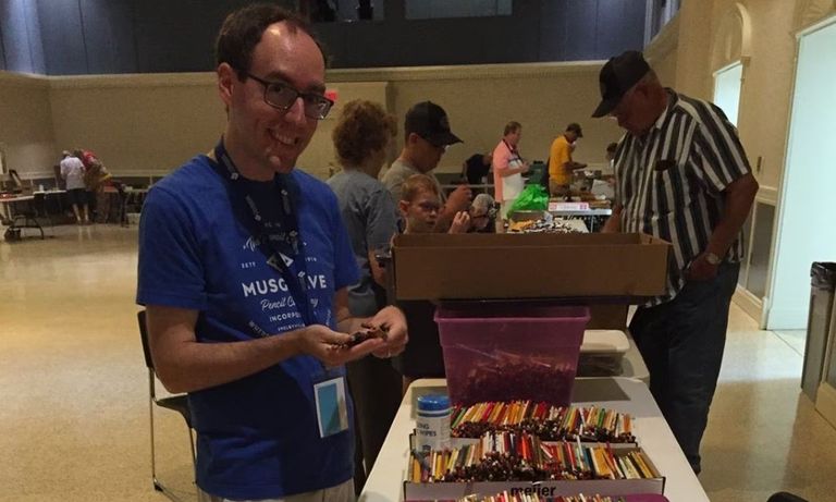 جانب من الأقلام الرصاص التي يخوض بها الأمريكي السباق