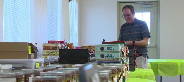 جانب من الأقلام الرصاص التي يخوض بها الأمريكي السباق