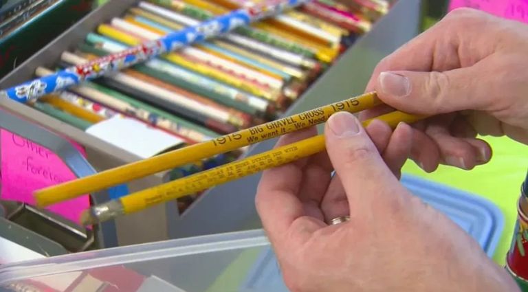 جانب من الأقلام الرصاص التي يخوض بها الأمريكي السباق