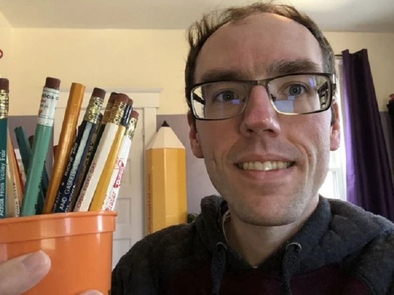 جانب من الأقلام الرصاص التي يخوض بها الأمريكي السباق