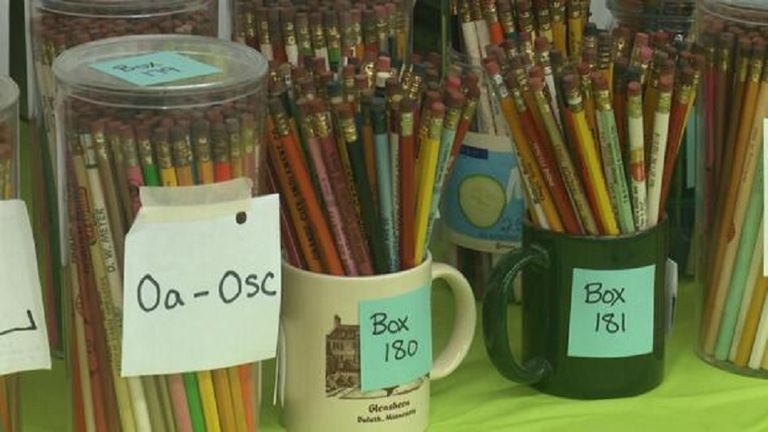 جانب من الأقلام الرصاص التي يخوض بها الأمريكي السباق