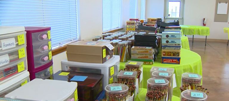 جانب من الأقلام الرصاص التي يخوض بها الأمريكي السباق