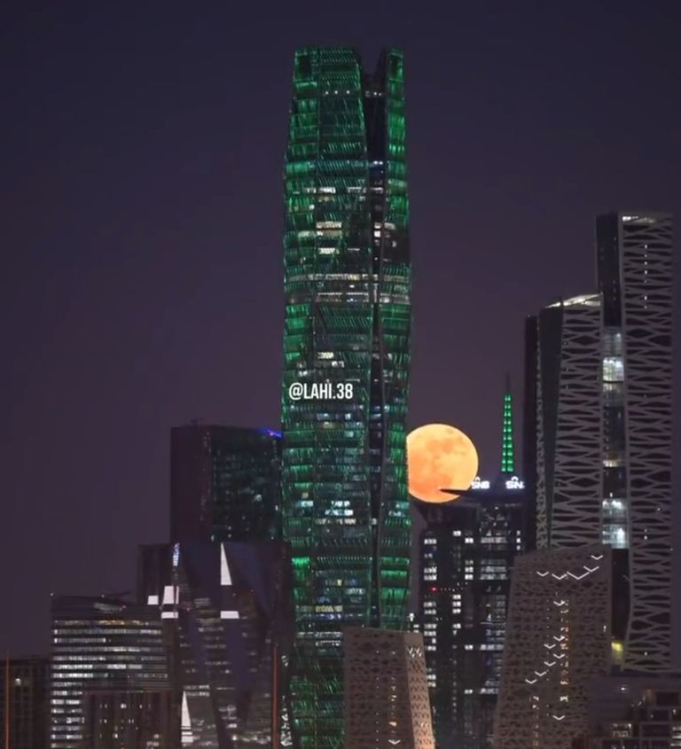 القمر العملاق - أرشيفية