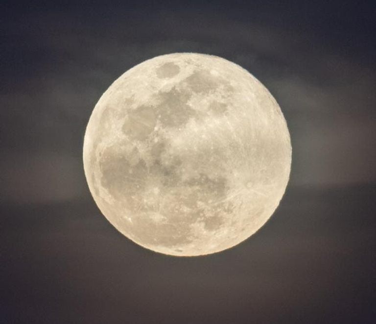 القمر العملاق - أرشيفية