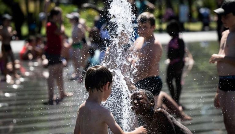 أطفال يواجهون الحرارة بالماء- أرشيفية