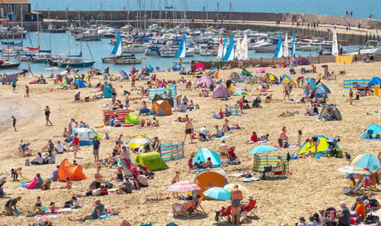 أطفال يواجهون الحرارة بالماء- أرشيفية