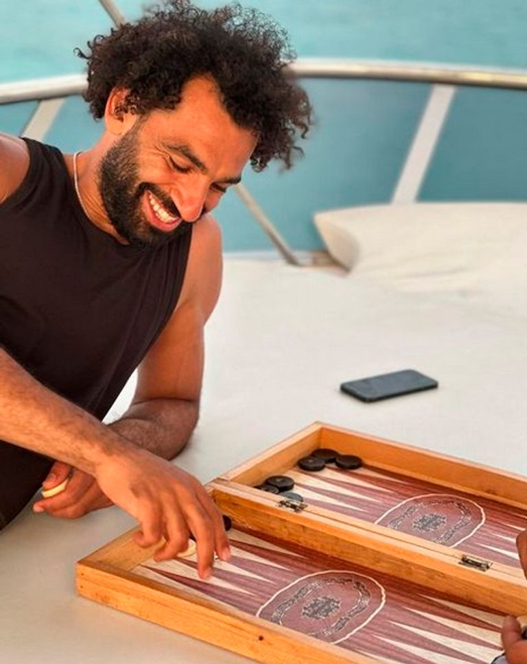 صلاح يلعب الطاولة