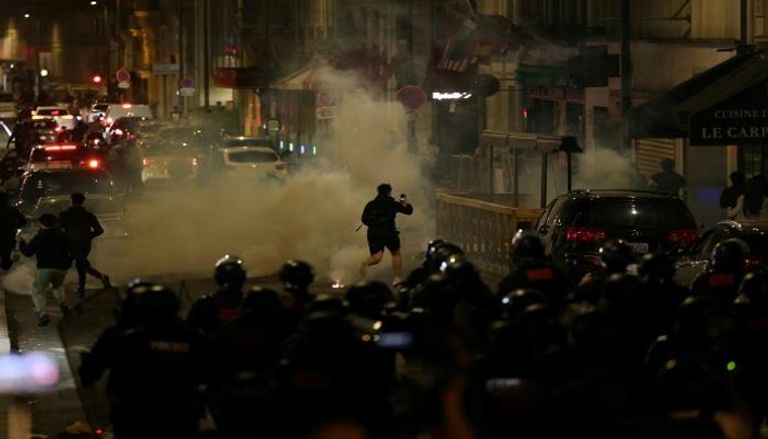 عناصر من الشرطة الفرنسية تطلق قنابل مسيلة للدموع على محتجين في باريس - فرانس برس