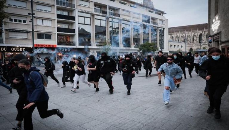الشرطة الفرنسية تطلق قنابل من الغاز المسيل للدموع على محتجين - فرانس برس