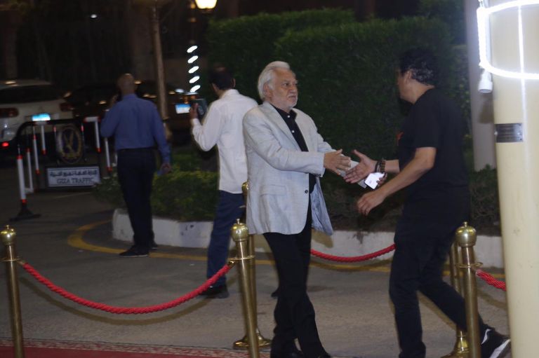 محمد منير من عزاء علاء عبدالخالق