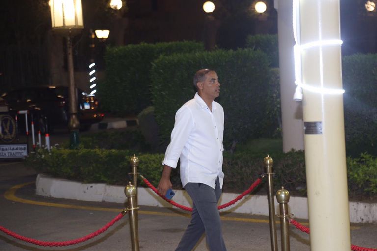 محمد منير من عزاء علاء عبدالخالق