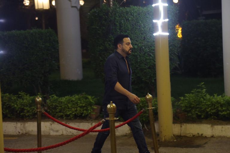 محمد منير من عزاء علاء عبدالخالق