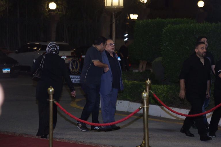 محمد منير من عزاء علاء عبدالخالق