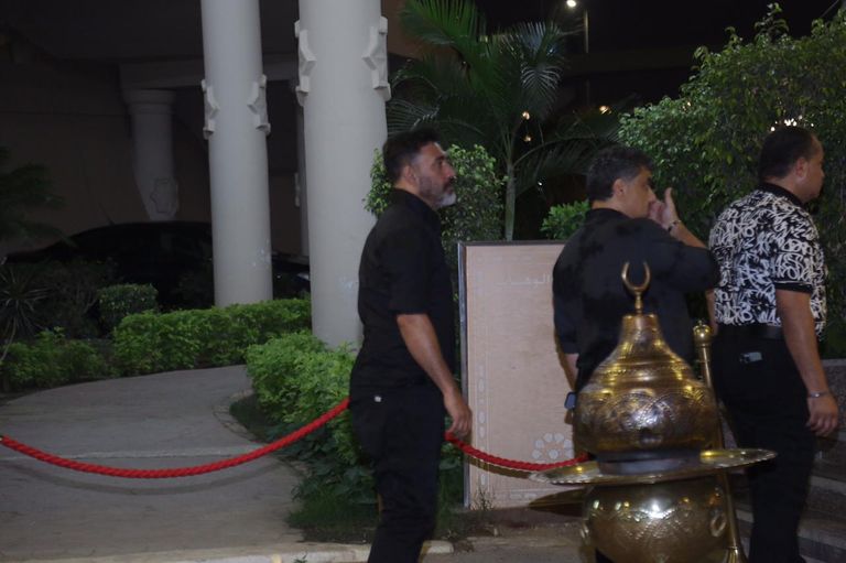 محمد منير من عزاء علاء عبدالخالق