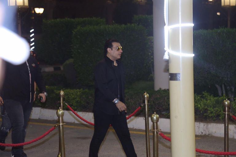 محمد منير من عزاء علاء عبدالخالق