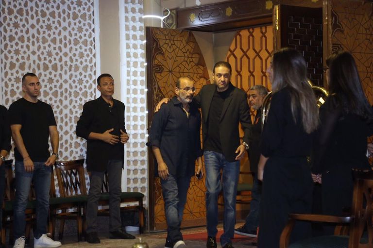 محمد منير من عزاء علاء عبدالخالق