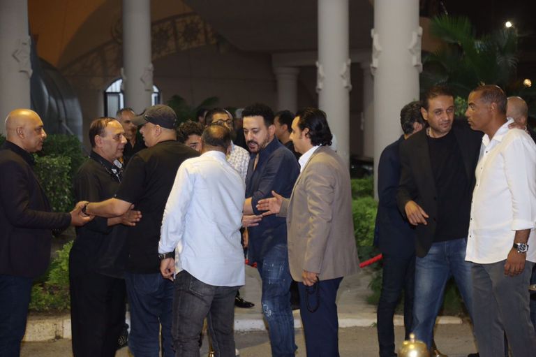 محمد منير من عزاء علاء عبدالخالق