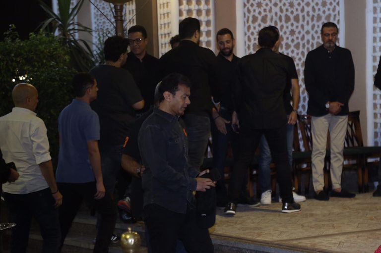 محمد منير من عزاء علاء عبدالخالق
