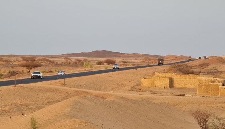 سيارات تسير على الطريق السريع الرابط بين أم درمان وشندي