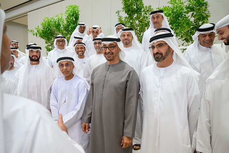 الشيخ محمد بن زايد آل نهيان مع عدد من زملاء الدراسة