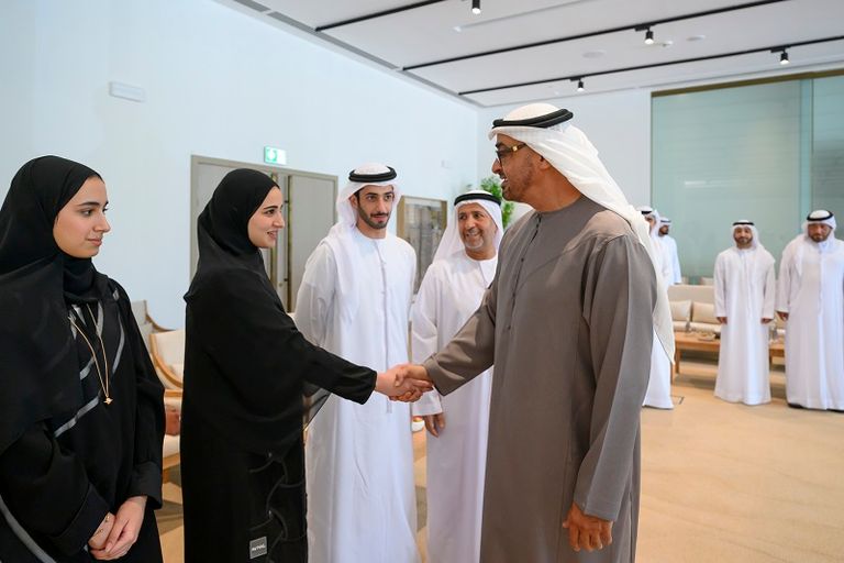 الشيخ محمد بن زايد آل نهيان مع عدد من زملاء الدراسة