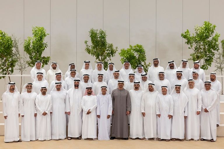 الشيخ محمد بن زايد آل نهيان مع عدد من زملاء الدراسة