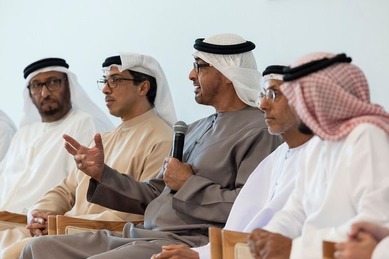 الشيخ محمد بن زايد آل نهيان مع عدد من زملاء الدراسة