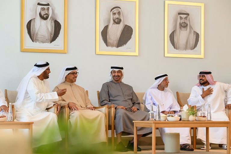 الشيخ محمد بن زايد آل نهيان مع عدد من زملاء الدراسة