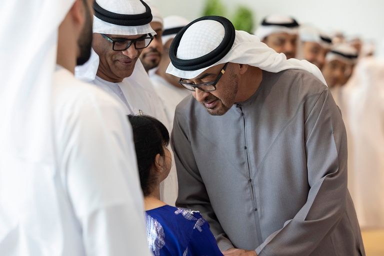 الشيخ محمد بن زايد آل نهيان مع عدد من زملاء الدراسة