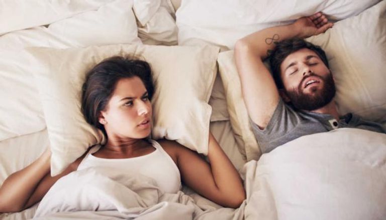 الطبيب يرى أن نوم الزوجين في سرير واحد عادة خاطئة