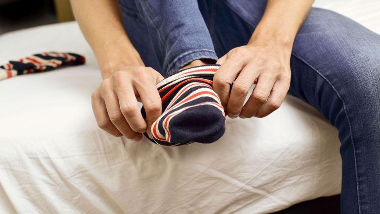 سبب برودة الساقين والقدمين برودة الساقين والقدمين تعود لأسباب عديدة