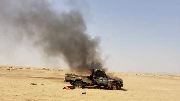 دورية تحترق عقب اشتباكات شرسة بين قبائل مأرب والإخوان