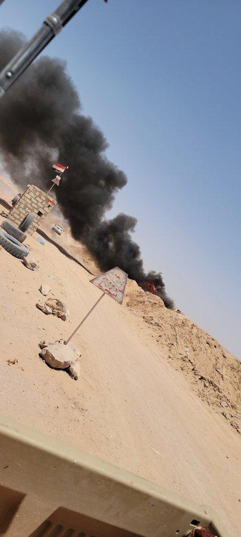 دورية تحترق عقب اشتباكات شرسة بين قبائل مأرب والإخوان