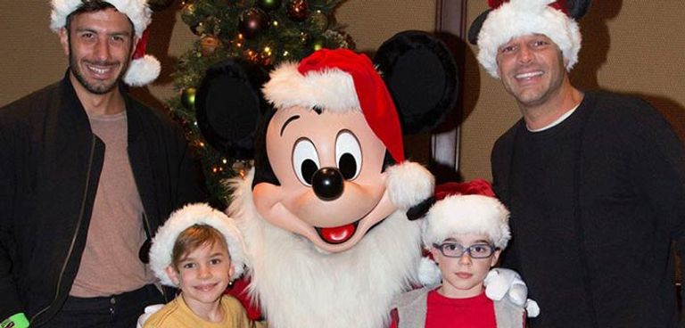 ريكي مارتن رفقة شريكه خوان يوسف 