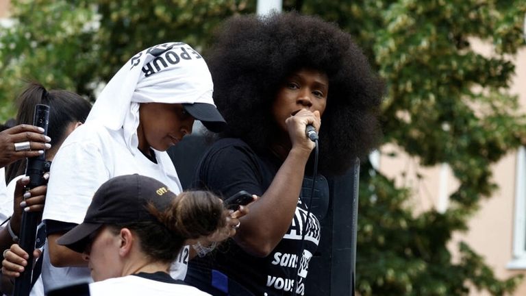 متظاهرون يفرون من الشرطة في باريس- أرشيفية